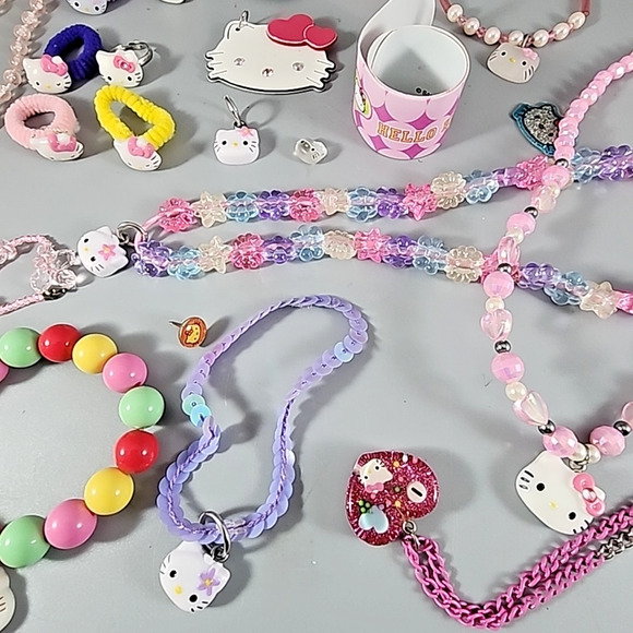 Hello Kitty Jewelry Lot in Hello Kitty Plastic Container Vintage About 18 Pieces - Picture 7 of 8